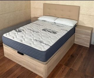 Canapé de madera con colchón