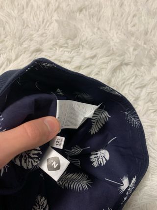 Gilet blu con bottoni e tasche