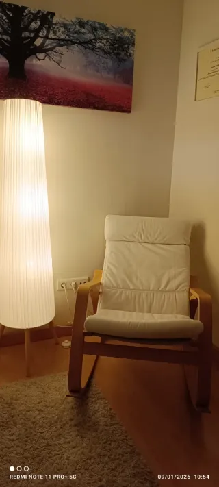 Poltrona a dondolo Ikea in legno beige