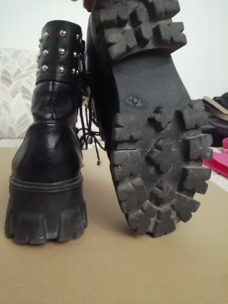 Botas militares negras con tachuelas