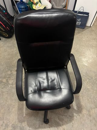 Silla de oficina de cuero negra