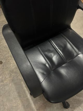 Silla de oficina de cuero negra