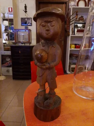 Scultura in legno ragazzo con pallone