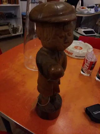 Scultura in legno ragazzo con pallone