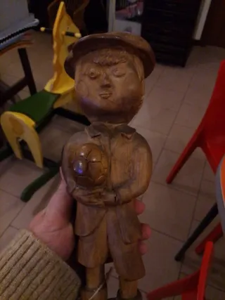 Scultura in legno ragazzo con pallone