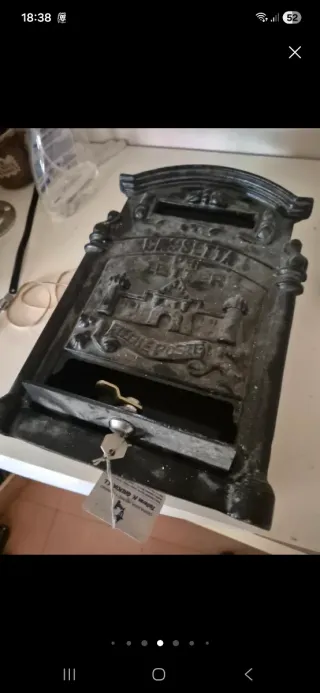 Buzón antiguo negro