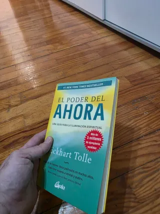 El poder del ahora: Una guía para la iluminació...