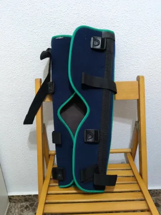 Rodillera ortopédica azul y verde