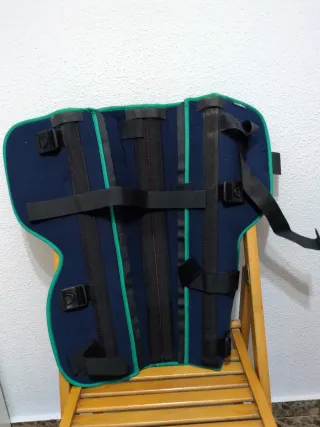 Rodillera ortopédica azul y verde