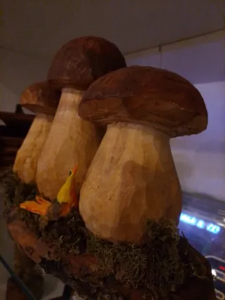 Tris funghi legno scolpiti a mano