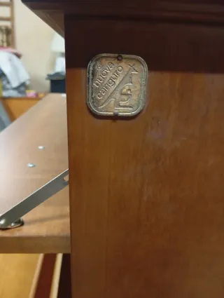 Cassettiera in legno marrone