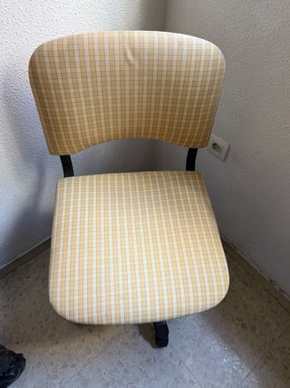 Silla de oficina ancha y cómoda con ruedas