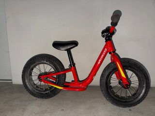 Bicicleta de equilibrio roja Specialized