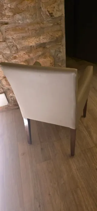 Butaca moderna polipiel de color gris verde.