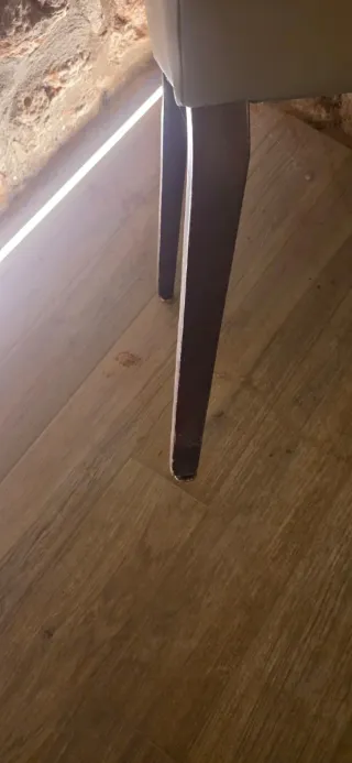 Butaca moderna polipiel de color gris verde.