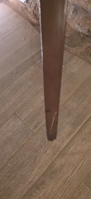 Butaca moderna polipiel de color gris verde.