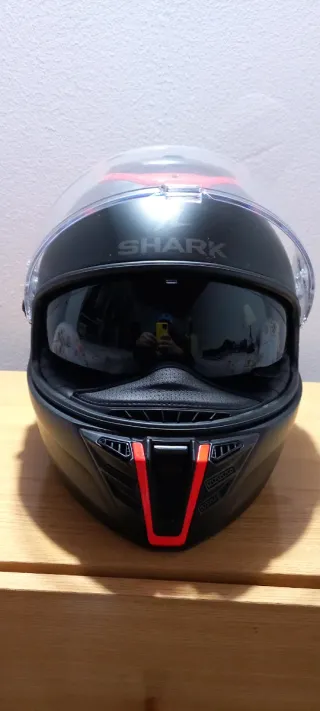 Casco de moto Shark negro y rojo