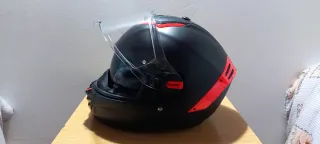 Casco de moto Shark negro y rojo