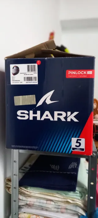 Casco de moto Shark negro y rojo