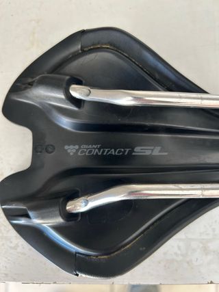 Sillín de bicicleta negro marca Giant Contact