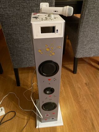 Torre de música, karaoke y radio