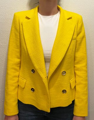 Americana corta entallada amarilla