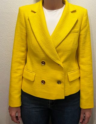 Americana corta entallada amarilla