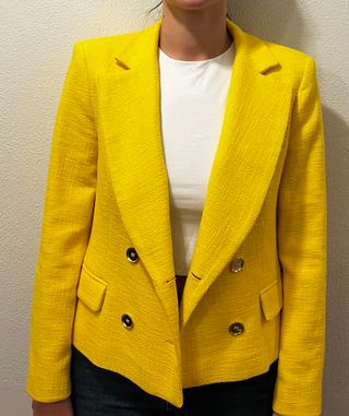 Americana corta entallada amarilla