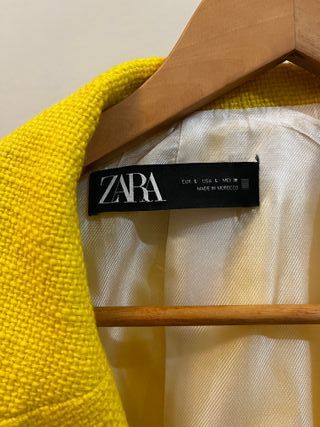 Americana corta entallada amarilla