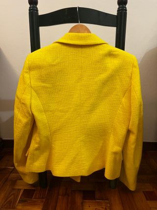 Americana corta entallada amarilla