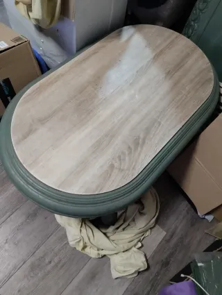 Mesa de madera con tapa de mármol