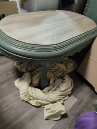 Mesa de madera con tapa de mármol