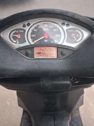 Yamaha Xmax 125cc gris con negro