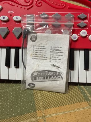 Piano infantil con micrófono