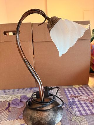 Lampada da tavolo design floreale