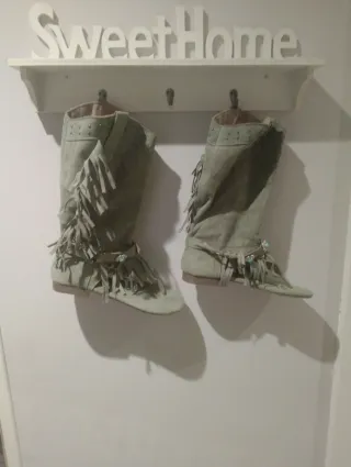 Botas de mujer con flecos y tachuelas
