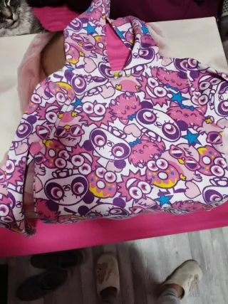 Sudadera niña con capucha y estampado