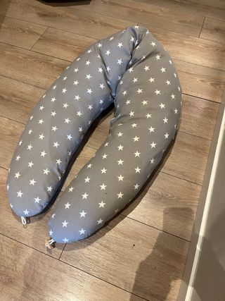Cojín de lactancia gris estrellas