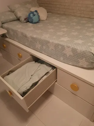 Cama nido con cajones armario y mesa de estudio.