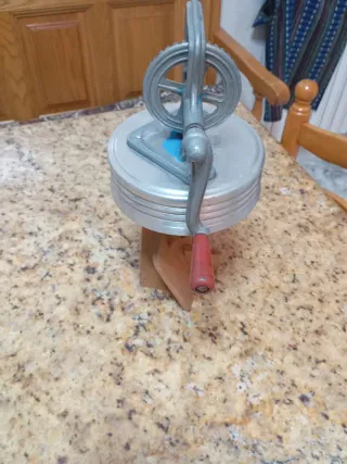 Mantequera antigua de metal