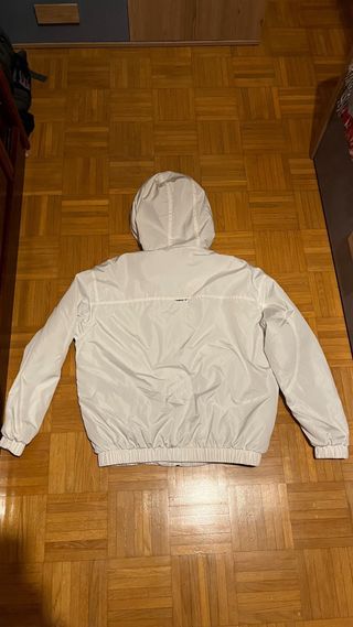 Chaqueta Blanca con Capucha