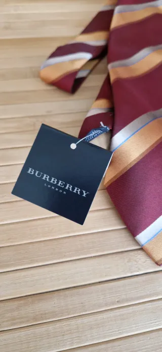 Corbata Burberry Rayas Oro, Rojo y Plata