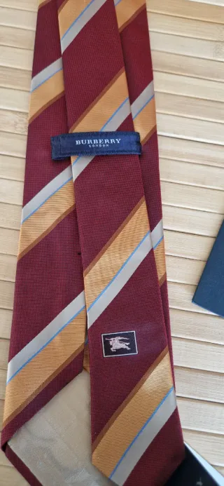 Corbata Burberry Rayas Oro, Rojo y Plata