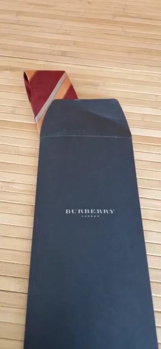 Corbata Burberry Rayas Oro, Rojo y Plata