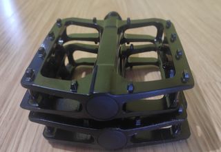 Pedales de plataforma metálicos