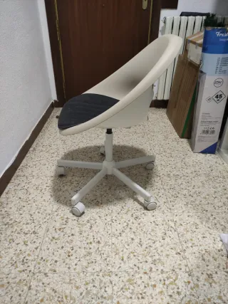 Silla juvenil Ikea beige y gris.