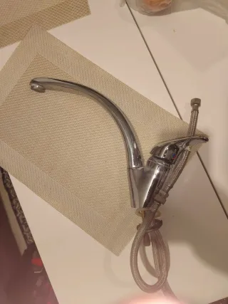 Grifo de cocina metálico plateado