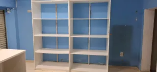 Estantería y mostrador de madera blanco