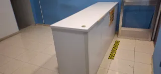 Estantería y mostrador de madera blanco