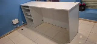 Estantería y mostrador de madera blanco